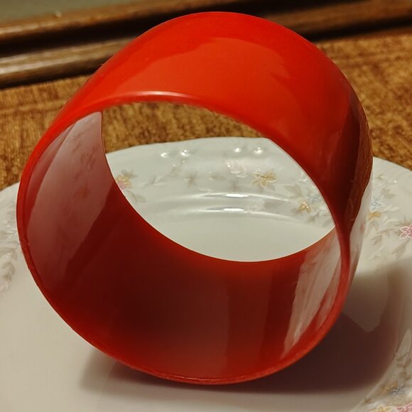 Vtg Cherry Red Wide Thick Plastic Lucite Chunky Statement Bangle Bracelet MOD - Picture 4 of 4